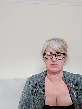 Snapshot of FlirtyFleur-x chatting on 04/05/26, 02:46 FlirtyFleur-x online show from 04/05/26, 02:46