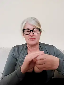 Snapshot of FlirtyFleur-x chatting on 04/03/26, 11:16 FlirtyFleur-x online show from 04/03/26, 11:16