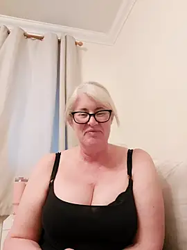 Snapshot of FlirtyFleur-x chatting on 04/27/26, 07:12 FlirtyFleur-x online show from 04/27/26, 07:12