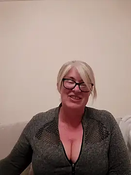 Snapshot of FlirtyFleur-x chatting on 04/02/26, 09:10 FlirtyFleur-x online show from 04/02/26, 09:10