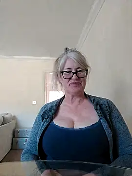 Snapshot of FlirtyFleur-x chatting on 04/19/26, 08:26 FlirtyFleur-x online show from 04/19/26, 08:26