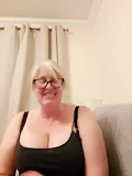 Snapshot of FlirtyFleur-x chatting on 04/15/26, 08:09 FlirtyFleur-x online show from 04/15/26, 08:09