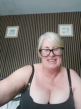Snapshot of FlirtyFleur-x chatting on 05/29/26, 03:07 FlirtyFleur-x online show from 05/29/26, 03:07