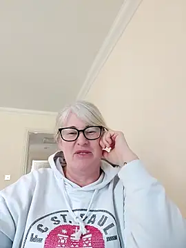 Snapshot of FlirtyFleur-x chatting on 03/31/26, 10:06 FlirtyFleur-x online show from 03/31/26, 10:06