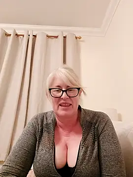 Snapshot of FlirtyFleur-x chatting on 04/12/26, 09:29 FlirtyFleur-x online show from 04/12/26, 09:29