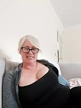 Snapshot of FlirtyFleur-x chatting on 04/21/26, 11:06 FlirtyFleur-x online show from 04/21/26, 11:06
