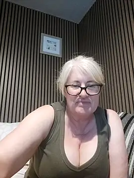 Snapshot of FlirtyFleur-x chatting on 05/08/26, 10:19 FlirtyFleur-x online show from 05/08/26, 10:19