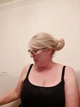 Snapshot of FlirtyFleur-x chatting on 04/14/26, 07:08 FlirtyFleur-x online show from 04/14/26, 07:08