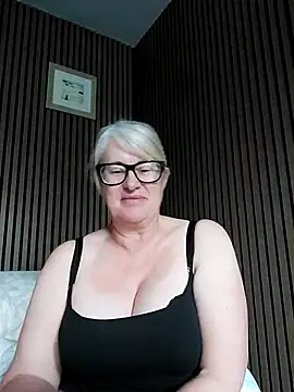 Snapshot of FlirtyFleur-x chatting on 05/18/26, 12:54 FlirtyFleur-x online show from 05/18/26, 12:54