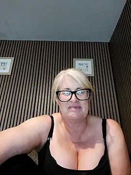 Snapshot of FlirtyFleur-x chatting on 06/07/26, 12:54 FlirtyFleur-x online show from 06/07/26, 12:54