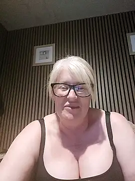 Snapshot of FlirtyFleur-x chatting on 05/16/26, 08:52 FlirtyFleur-x online show from 05/16/26, 08:52