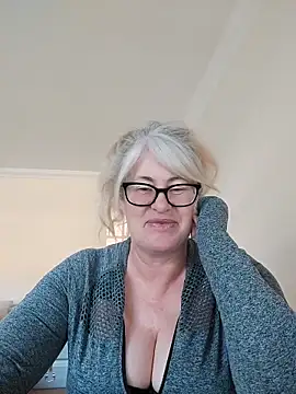 Snapshot of FlirtyFleur-x chatting on 04/02/26, 07:04 FlirtyFleur-x online show from 04/02/26, 07:04