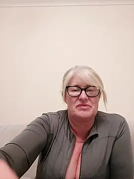 Snapshot of FlirtyFleur-x chatting on 04/04/26, 07:53 FlirtyFleur-x online show from 04/04/26, 07:53