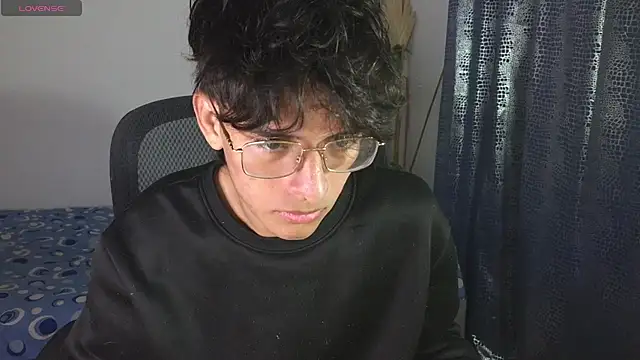 Snapshot of noah_millerx chatting on 05/21/26, 04:32 noah millerx online show from 05/21/26, 04:32