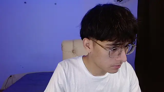 Snapshot of noah_millerx chatting on 07/17/26, 08:39 noah millerx online show from 07/17/26, 08:39