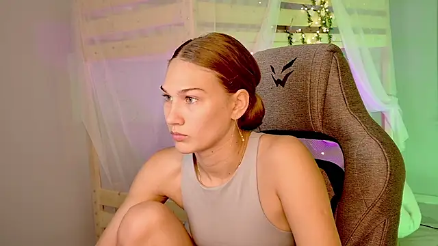 Snapshot of Sweet_Emilya chatting on 07/14/26, 08:30 Sweet Emilya online show from 07/14/26, 08:30