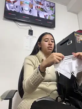 LilyRossi  online show from 05/05/26, 12:52