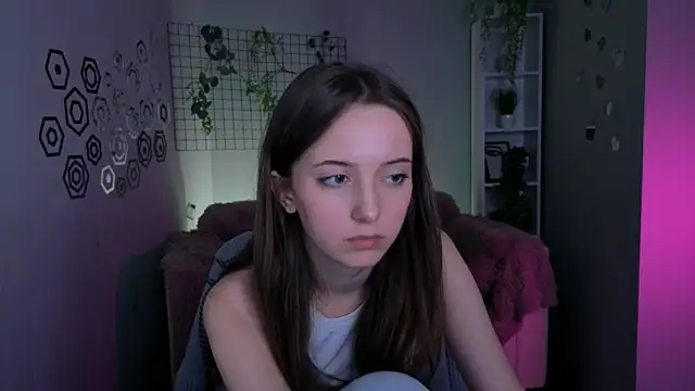 Snapshot of chloe_ley chatting on 04/14/26, 12:21 chloe ley online show from 04/14/26, 12:21