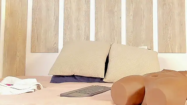 EmilySearss online show from 04/14/26, 07:19