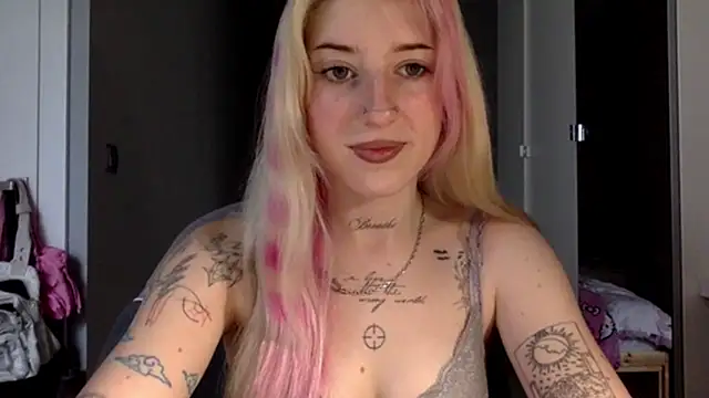 Snapshot of EmmyWet chatting on 07/07/26, 04:21 EmmyWet online show from 07/07/26, 04:21