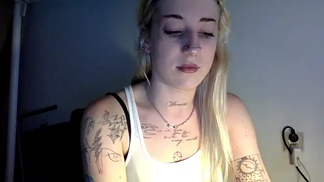 Snapshot of EmmyWet chatting on 06/23/26, 06:28 EmmyWet online show from 06/23/26, 06:28