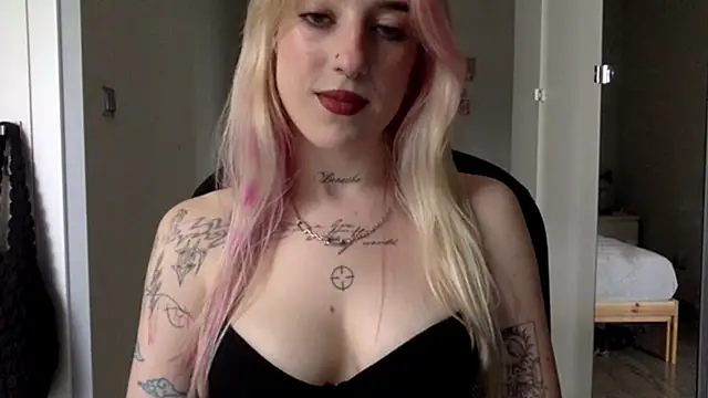 Snapshot of EmmyWet chatting on 07/12/26, 03:13 EmmyWet online show from 07/12/26, 03:13