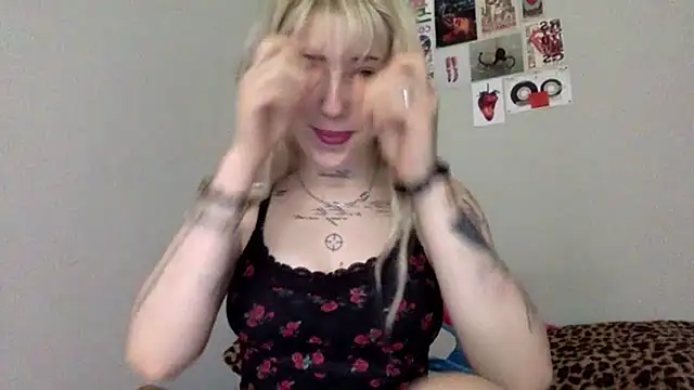 Snapshot of EmmyWet chatting on 06/15/26, 11:21 EmmyWet online show from 06/15/26, 11:21