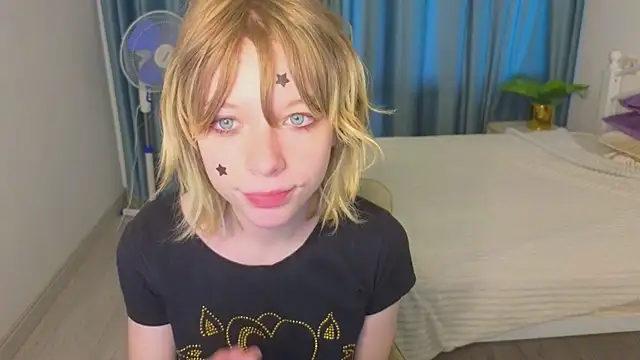 Snapshot of MollySally chatting on 06/19/26, 04:18 MollySally online show from 06/19/26, 04:18