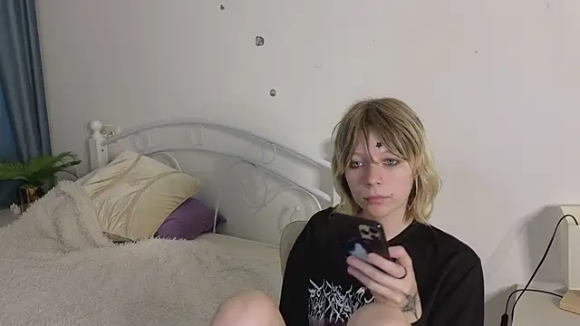 Snapshot of MollySally chatting on 06/15/26, 04:12 MollySally online show from 06/15/26, 04:12