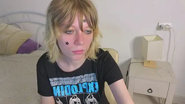 Snapshot of MollySally chatting on 06/16/26, 04:12 MollySally online show from 06/16/26, 04:12