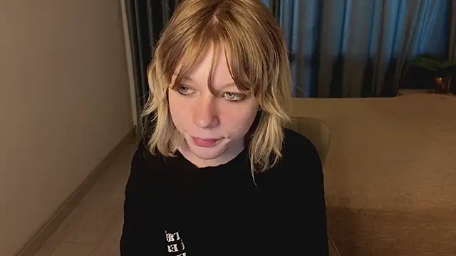 Snapshot of MollySally chatting on 06/18/26, 04:22 MollySally online show from 06/18/26, 04:22