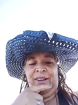 Snapshot of momismilf544 chatting on 04/02/26, 06:25 momismilf544 online show from 04/02/26, 06:25