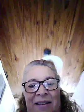 Snapshot of momismilf544 chatting on 04/07/26, 01:35 momismilf544 online show from 04/07/26, 01:35