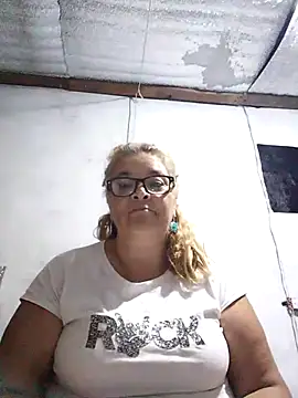 Snapshot of momismilf544 chatting on 03/31/26, 03:52 momismilf544 online show from 03/31/26, 03:52