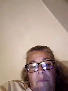 Snapshot of momismilf544 chatting on 04/01/26, 05:31 momismilf544 online show from 04/01/26, 05:31