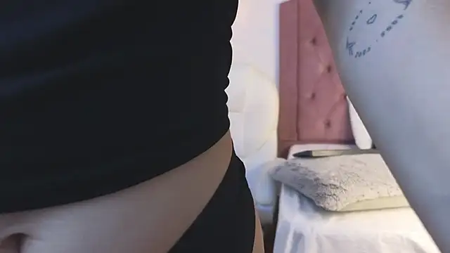 Snapshot of Sophie_Bloom__ chatting on 03/01/26, 04:40 Sophie Bloom online show from 03/01/26, 04:40