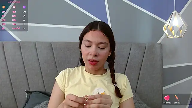 Snapshot of Sweet_kitty_05 chatting on 06/12/26, 05:43 Sweet kitty 05 online show from 06/12/26, 05:43