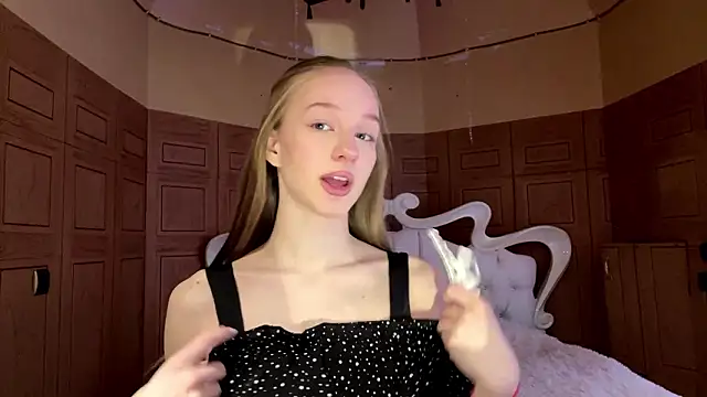 Anika Socutehe online show from 03/10/26, 07:12