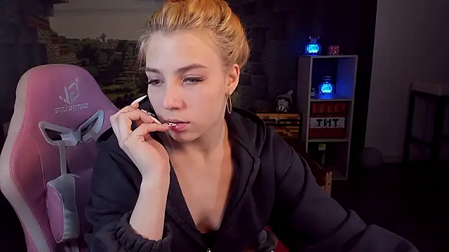 RosaFowler online show from 03/28/26, 09:43