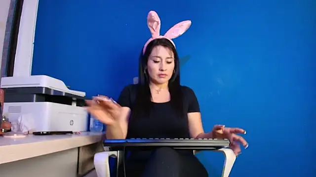 Snapshot of Terra__Rouse_ chatting on 04/06/26, 11:11 Terra Rouse online show from 04/06/26, 11:11