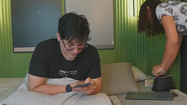 Mia and Belmonth online show from 04/18/26, 06:54