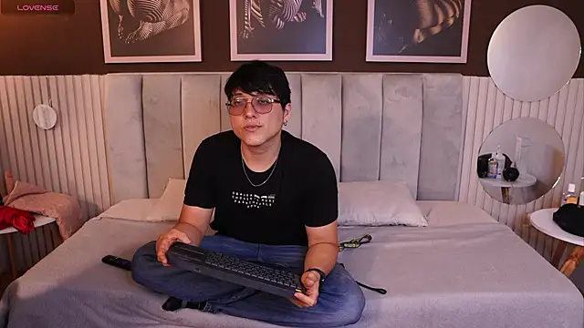 Mia and Belmonth online show from 04/29/26, 10:27