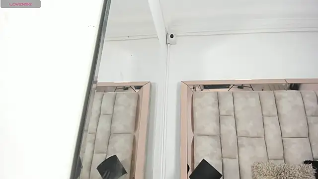 Titan Moreno  online show from 04/13/26, 12:31