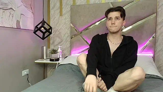 hollannd  online show from 04/08/26, 07:37