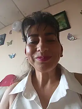 Snapshot of Lucia_Rios chatting on 05/25/26, 10:19 Lucia Rios online show from 05/25/26, 10:19