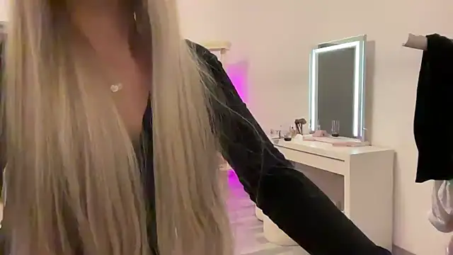 Snapshot of Naughtyblondex chatting on 06/07/26, 09:20 Naughtyblondex online show from 06/07/26, 09:20