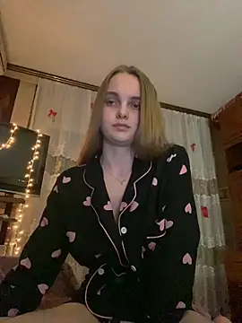 Snapshot of LunaVey chatting on 06/18/26, 06:24 LunaVey online show from 06/18/26, 06:24