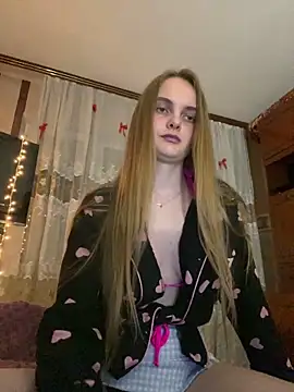 Snapshot of LunaVey chatting on 06/17/26, 06:40 LunaVey online show from 06/17/26, 06:40