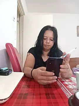 Snapshot of roxana_e43 chatting on 07/04/26, 05:25 roxana e43 online show from 07/04/26, 05:25