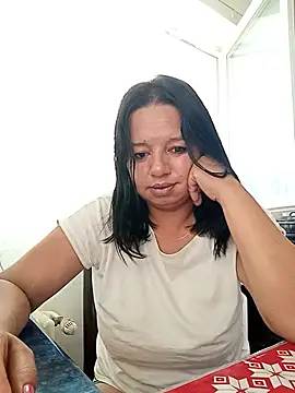 Snapshot of roxana_e43 chatting on 06/14/26, 04:19 roxana e43 online show from 06/14/26, 04:19
